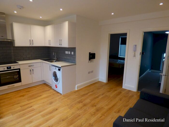 1 Bedroom Flat To Rent In Goldhawk Road, London, W12