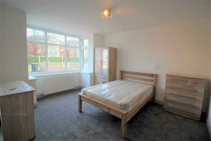 8 Bedroom Semi-Detached House To Rent In **&#pppw Inclusive Of Bills** Queens Road East, Beeston, NG9