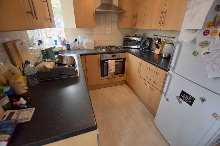 3 Bedroom Flat To Rent In Great North Way, Hendon, London NW4