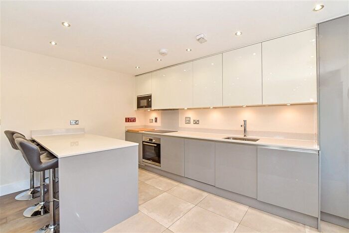 2 Bedroom Flat For Sale In Lyons Crescent, Tonbridge, Kent, TN9
