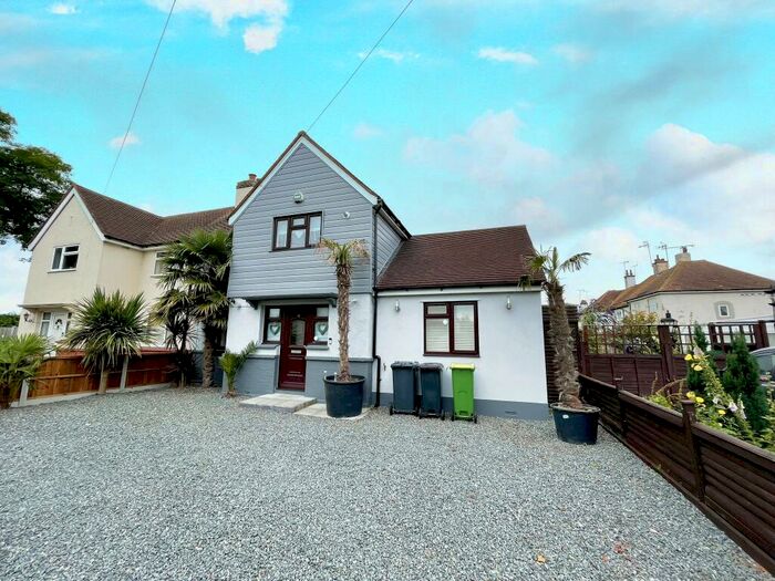 4 Bedroom Semi-Detached House To Rent In Rochford, Essex, SS4