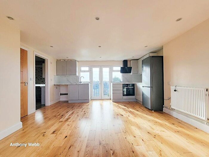 3 Bedroom Flat To Rent In Lawrence Avenue, Palmers Green, N13