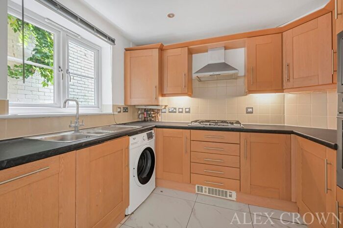 2 Bedroom Mews For Sale In Old Dairy Square, Winchmore Hill, N21
