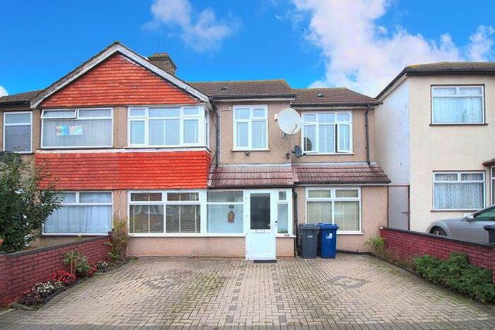 5 Bedroom Semi-Detached House To Rent In Dormers Avenue, Southall, UB1