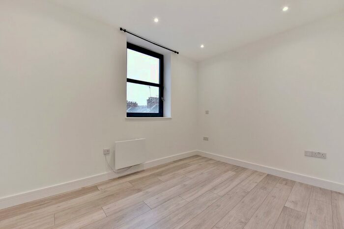2 Bedroom Flat To Rent In Desborough Street, High Wycombe, Buckinghamshire, HP11