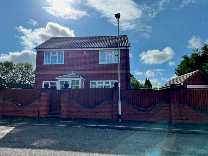 3 Bedroom Detached House To Rent In Fibbersley Bank, Willenhall, WV13