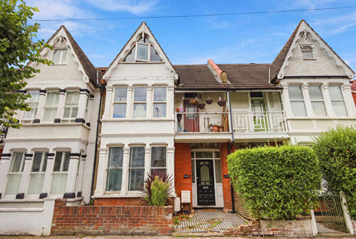 2 Bedroom Flat For Sale In Oakleigh Park Drive, Leigh-on-sea, SS9