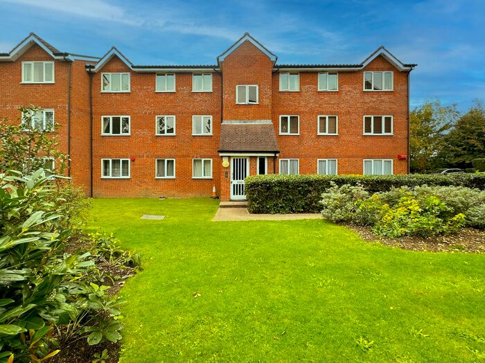 2 Bedroom Flat To Rent In Courtlands Close, Watford, WD24