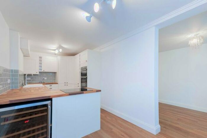 2 Bedroom Flat To Rent In Walham Green Court, London, SW6