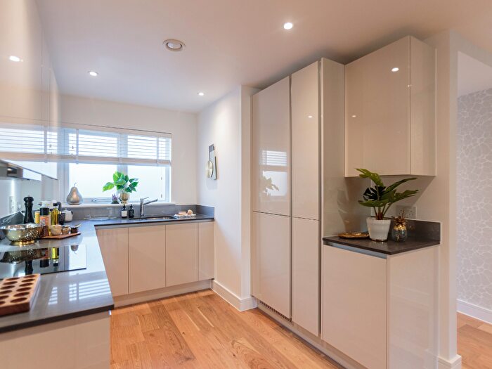 3 Bedroom Flat For Sale In Mullins Place, London, SW4