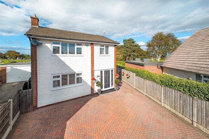 3 Bedroom Detached House For Sale In The Roundway, Morley, Leeds, LS27
