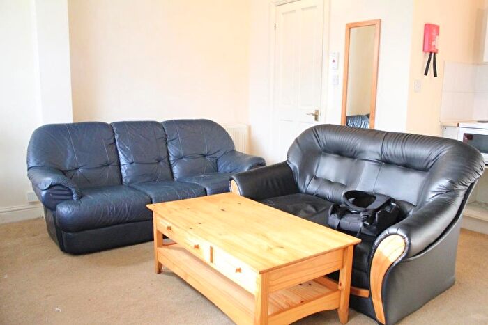 2 Bedroom Flat To Rent In Worton Way, Isleworth, TW7