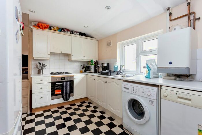 3 Bedroom Flat To Rent In Ravenswood Road, London, SW12