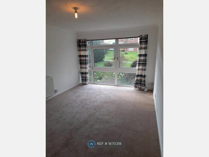 2 Bedroom Flat To Rent In Paddockhall Road, Haywards Heath, RH16