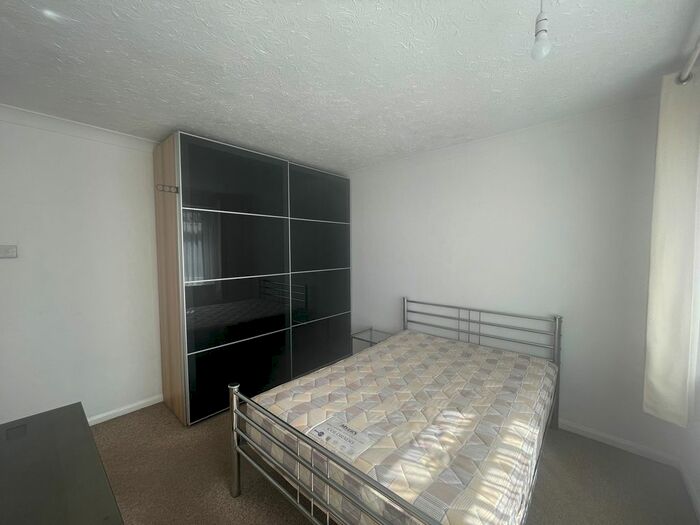 2 Bedroom Maisonette To Rent In Vale Drive, Southampton, SO18