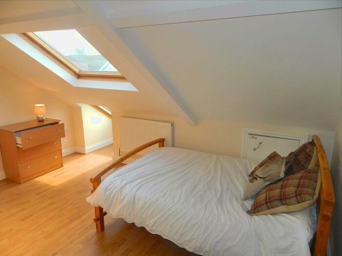 2 Bedroom Flat To Rent In City Road, Cathays, Cardiff, CF24