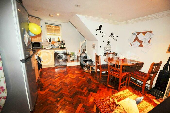 2 Bedroom Apartment To Rent In Queens Drive, London, N4