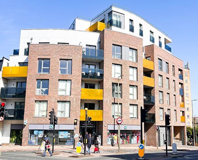 2 Bedroom Flat For Sale In Finchley Road, Golders Green, London, NW11