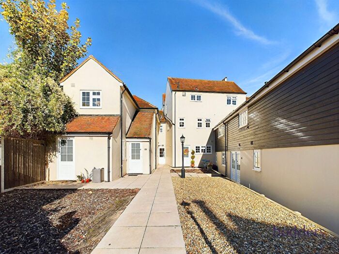 2 Bedroom Flat To Rent In London Street, Chertsey, Surrey, KT16