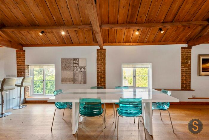 4 Bedroom Barn Conversion For Sale In Bedford Road, Houghton Regis, Dunstable, LU5