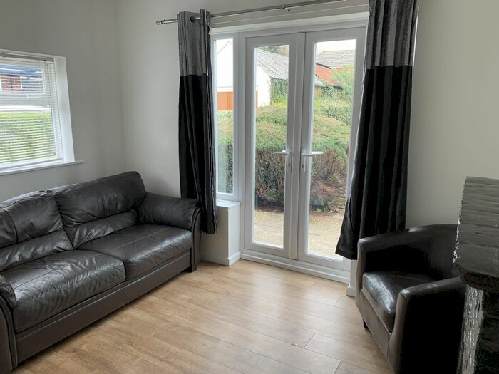 1 Bedroom Flat To Rent In Bargates, Christchurch, BH23