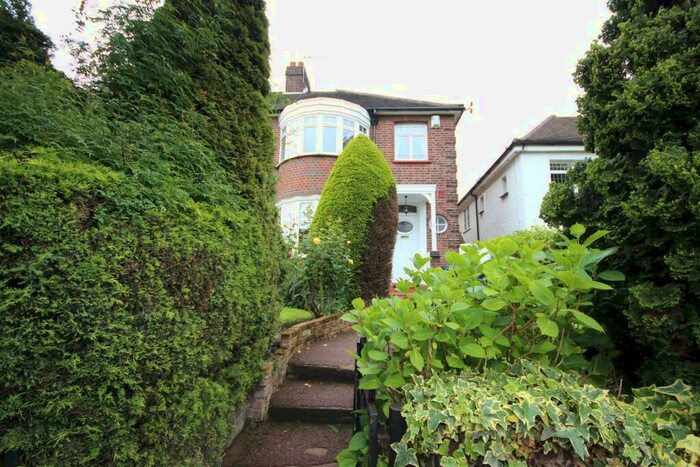 4 Bedroom Semi-Detached House To Rent In The Chine, London, N21