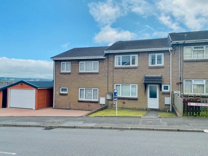 3 Bedroom House To Rent In Heol Disgwylfa, Carmarthen, SA31