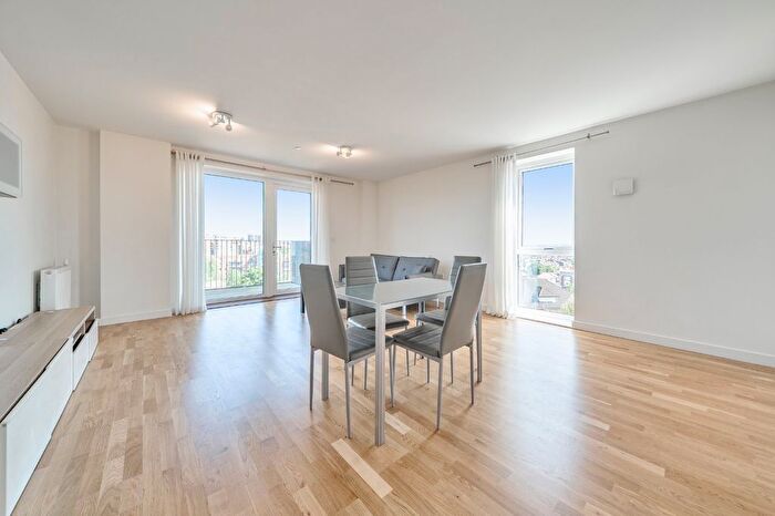 2 Bedroom Flat For Sale In Hampden Road, London, N8