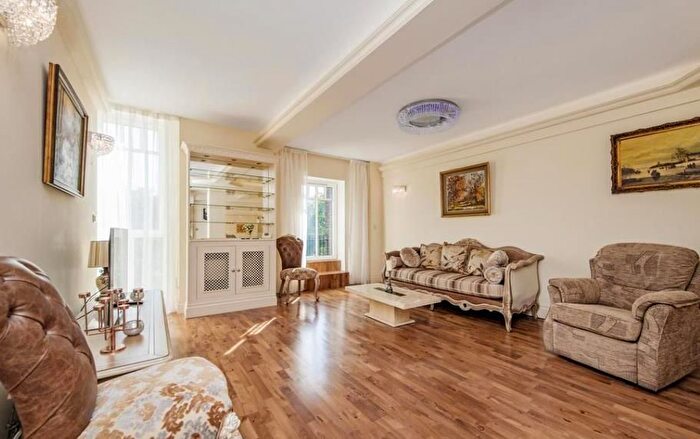 3 Bedroom Flat To Rent In Palgrave Gardens, Marylebone, London, NW1