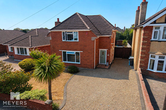 3 Bedroom Detached House For Sale In Petersfield Road, Bournemouth, BH7
