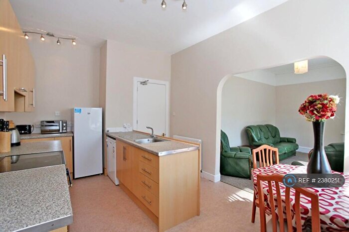 5 Bedroom Flat To Rent In Lilybank Place, Aberdeen, AB24