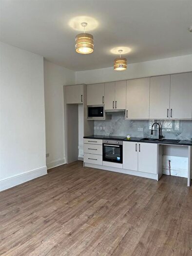3 Bedroom Flat To Rent In Holland Road, London, W14
