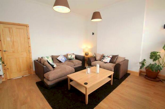 2 Bedroom Flat To Rent In Burton Crescent, Headingley, Leeds, LS6