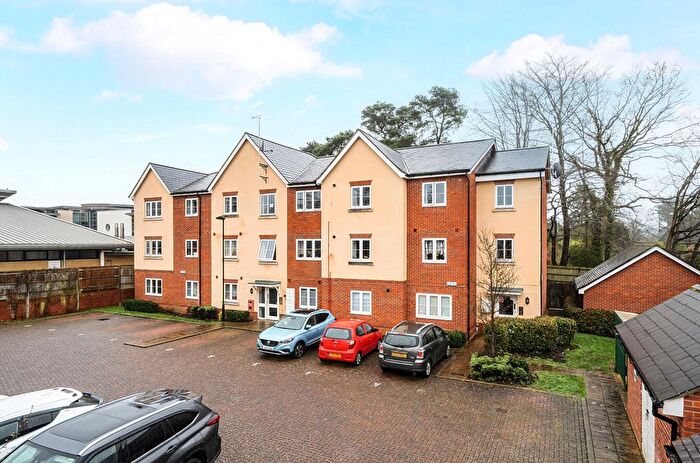 2 Bedroom Flat For Sale In Godalming, Surrey, GU7