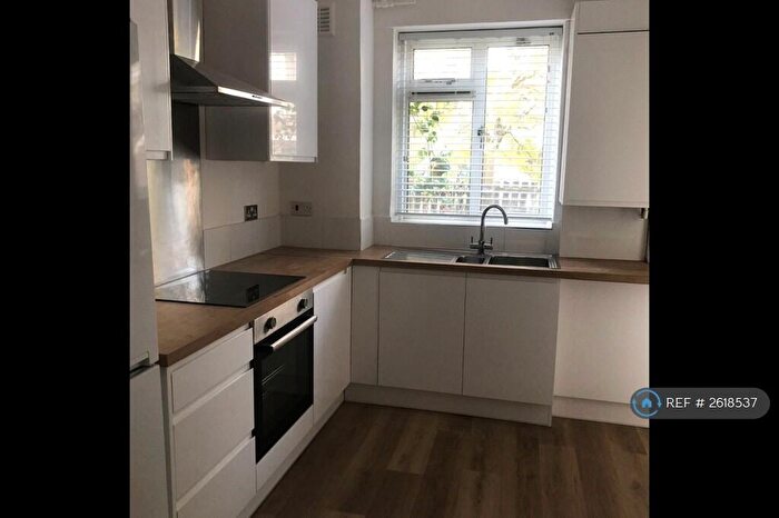 2 Bedroom Flat To Rent In Rawson Court, London, SW11