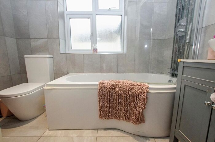 2 Bedroom Detached Bungalow For Sale In Moorhill Gardens, Southampton, SO18