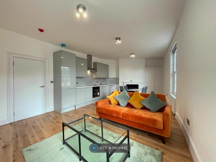 3 Bedroom Flat To Rent In King's Cross Road, London, WC1X