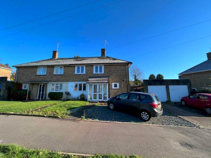 3 Bedroom Semi-Detached House To Rent In Boxmoor Boarders, HP1