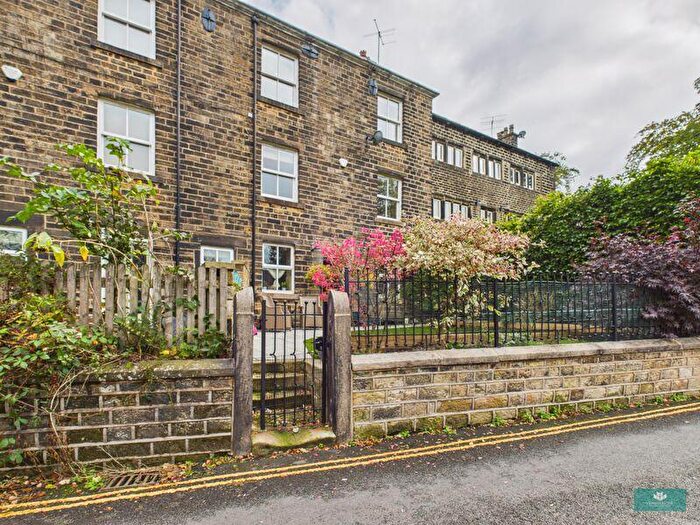 4 Bedroom Cottage For Sale In Bobbin Cottage, Greenfield, OL3