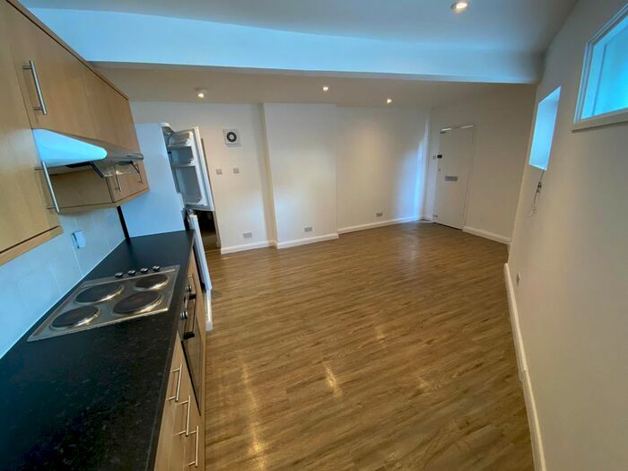 1 Bedroom Flat To Rent In Stockwell Road, Stockwell, SW9
