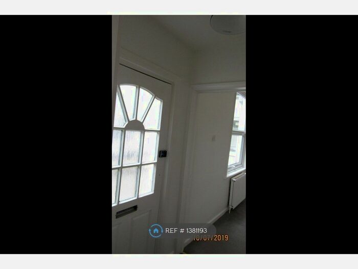 1 Bedroom Flat To Rent In Grosvenor Road, Westcliff-On-Sea, SS0