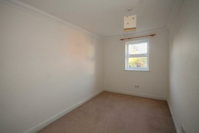 2 Bedroom Apartment To Rent In Bowes Close, Horsham, RH13