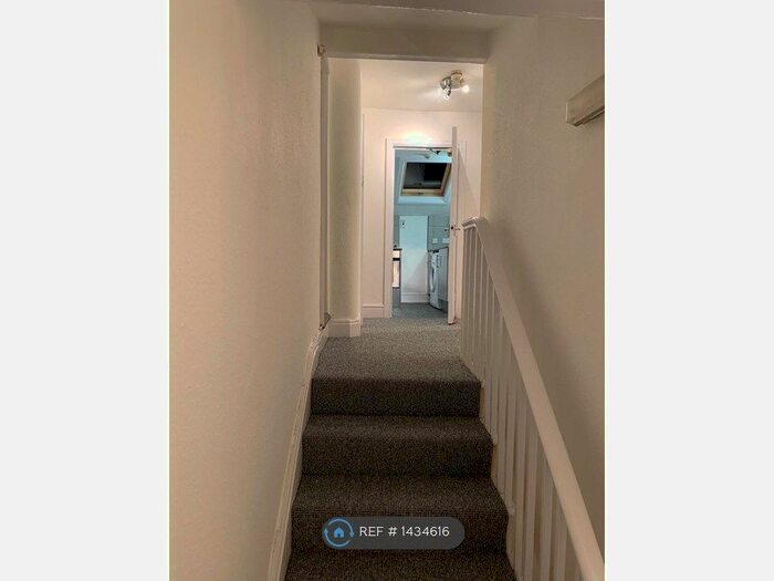 2 Bedroom Flat To Rent In Barrington Road, Altrincham, WA14