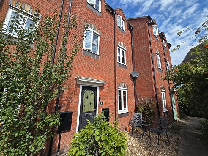 3 Bedroom Town House To Rent In Holly Court, Kidderminster, DY10
