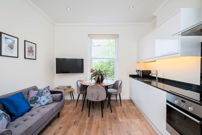 2 Bedroom Flat To Rent In Cambridge Gardens, London, W10