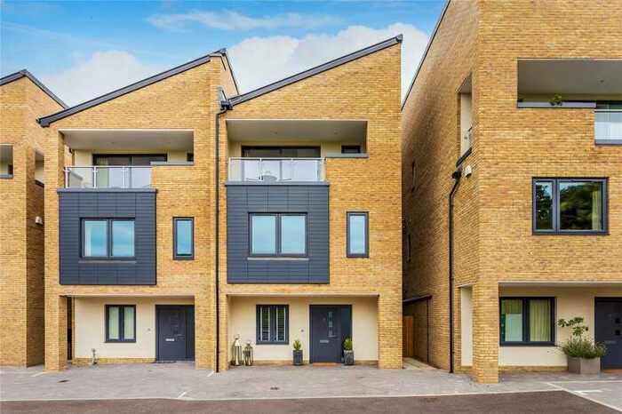 3 Bedroom Town House To Rent In Woking, GU22