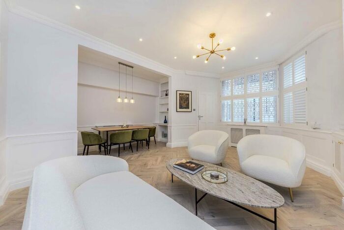 2 Bedroom Flat To Rent In Castletown Road, London, W14