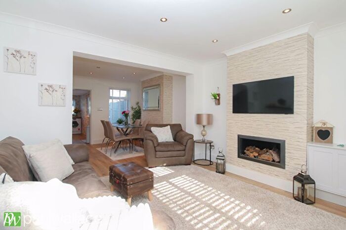 2 Bedroom End Of Terrace House For Sale In Burford Street, Hoddesdon, EN11
