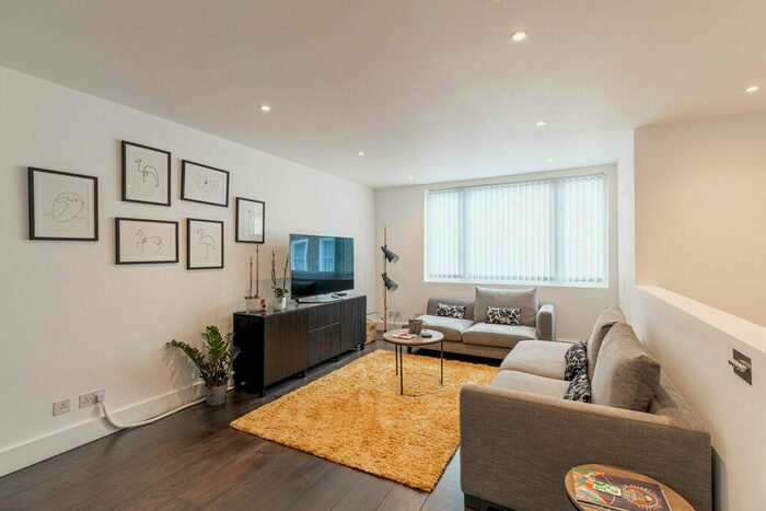 3 Bedroom Flat To Rent In Westmoreland Terrace, Pimlico, SW1V