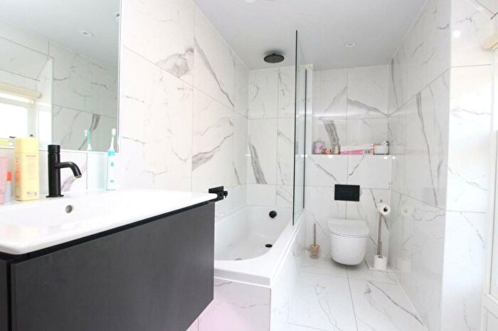 3 Bedroom Flat To Rent In Clerkenwell Road, London, EC1M